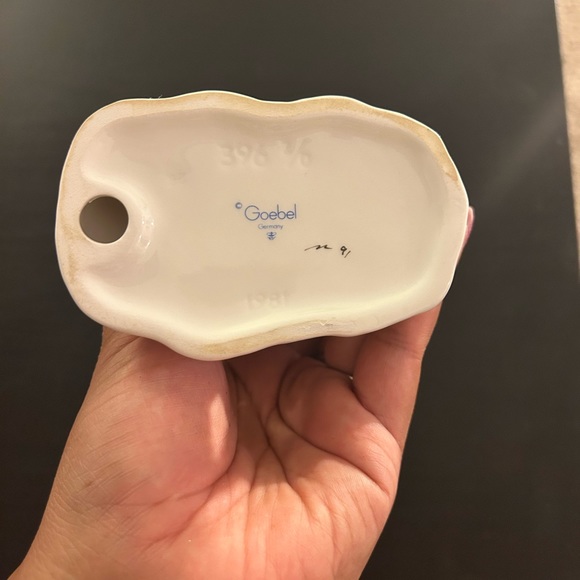 GOEBEL HUMMEL Vintage 3 7/8" X 4 1/2" "Ride into Christmas" porcelain figurine - Picture 4 of 6